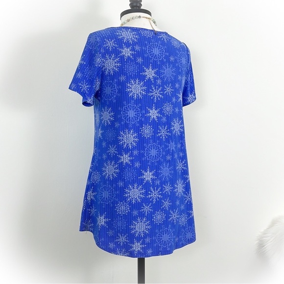 💕Beautiful Like new Lularoe Snowflakes Tunic Top💕 - Picture 5 of 10